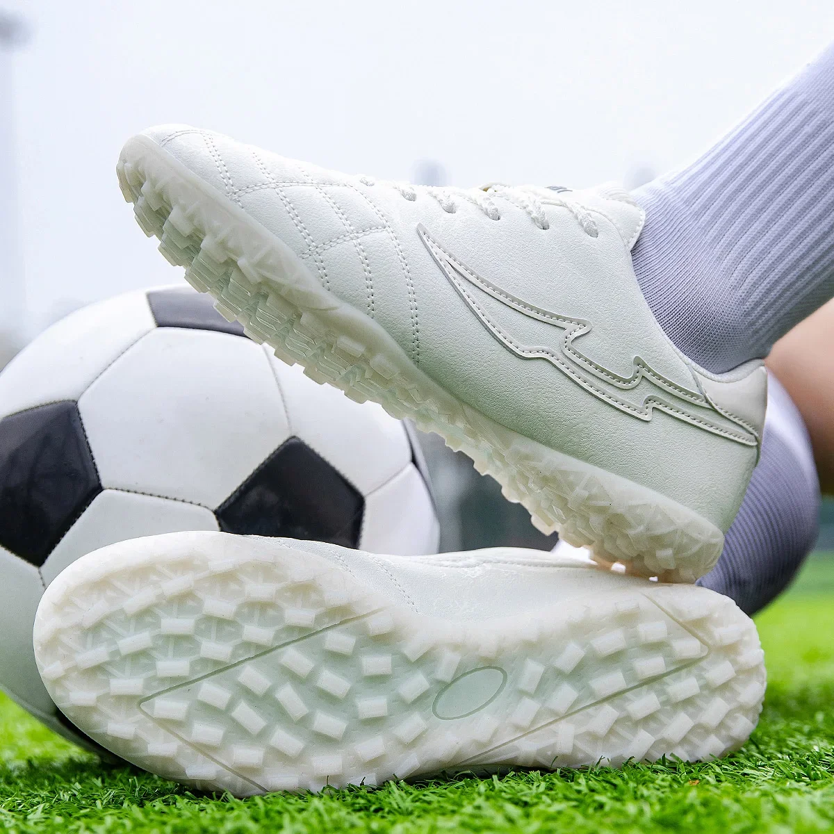 Teenager's Professional Field Soccer Cleat Outdoor Quality Grass Training Sneakers New Low-top Football Boots Men's Soccer Shoes