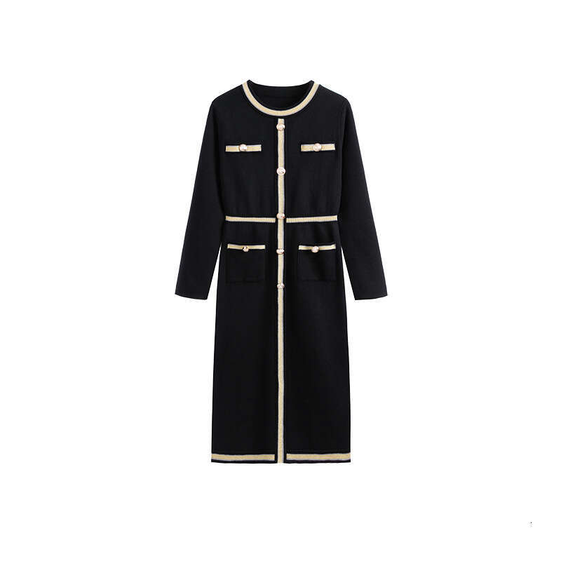 Hallowmas Xiaoxiangfeng slim knit for women in autumn and winter 2024 new long sleeved base Hepburn black dress