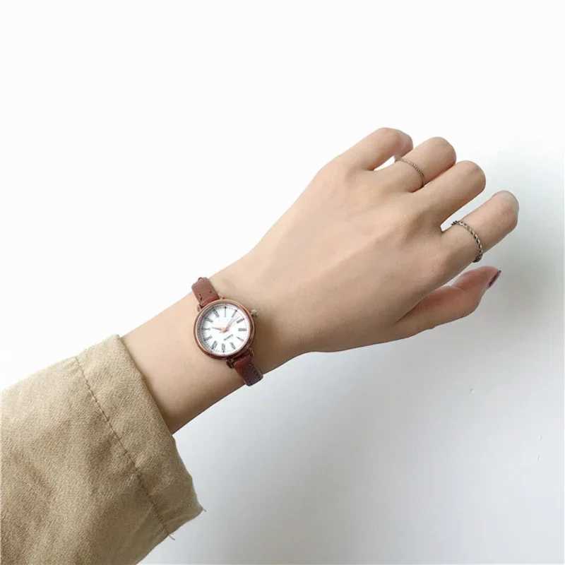Retro Fashion Women Watches Small Round Dial Ladies Wristwatches Vintage Leather Bracelet Watch Female Clock Relogio FemininoX240920