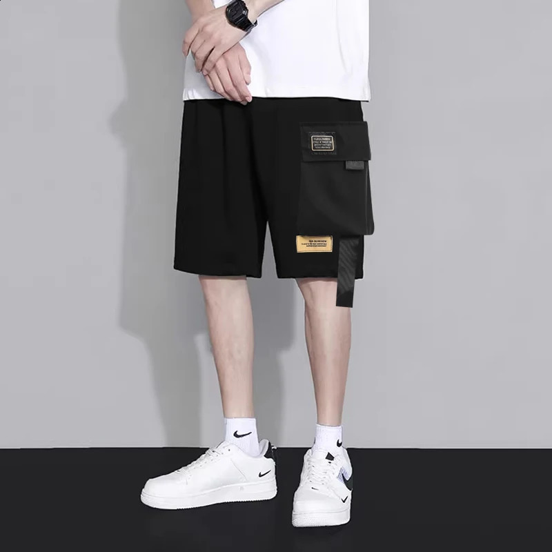 Shorts men outside the summer wearing Korean version of loose fashion ins cargo pants trend with straight casual 240919