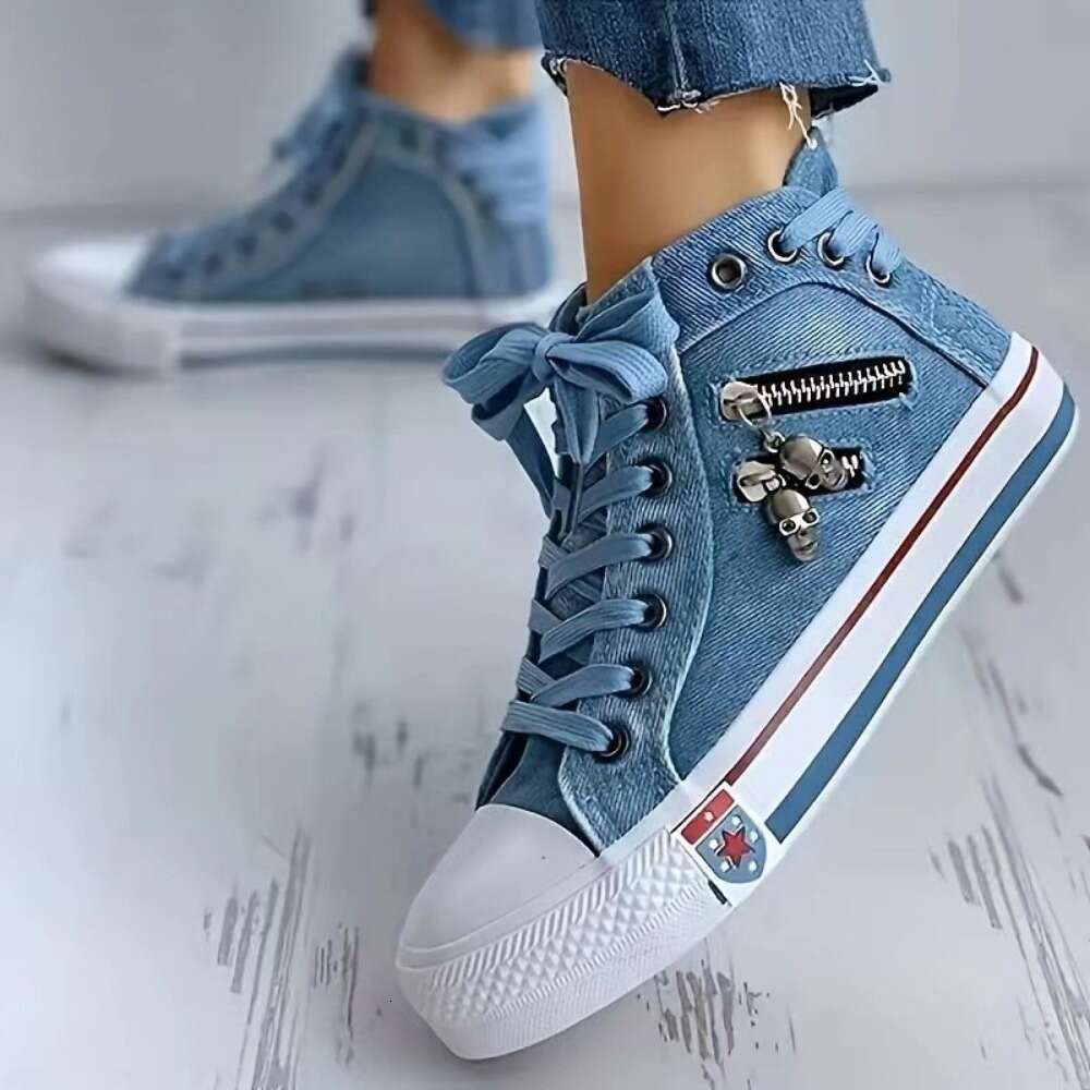 2024 New Women Canvas Shoes Lace Skull Light Blue Retro Denim High Top Sneakers Classic Metal Decoration Casual atillas