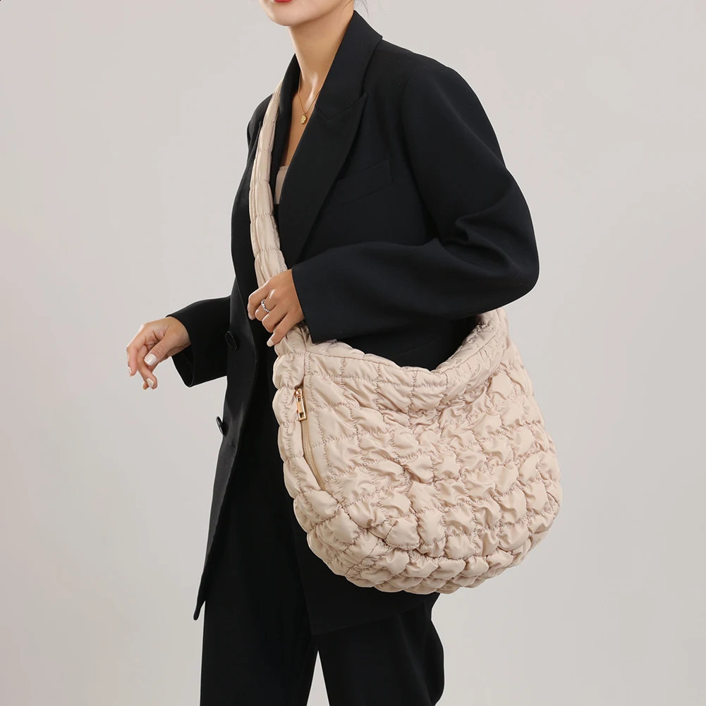 Bedding horizontal shoulder bag suitable for women large capacity inflatable handbag winter bubble cloud shopping messenger 240919