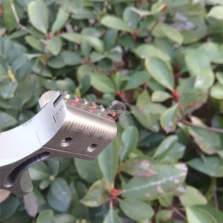The solid wood handle is made of stainless steel material slingshot which can quickly compress outdoor professional hunting and shooting slingshot W24