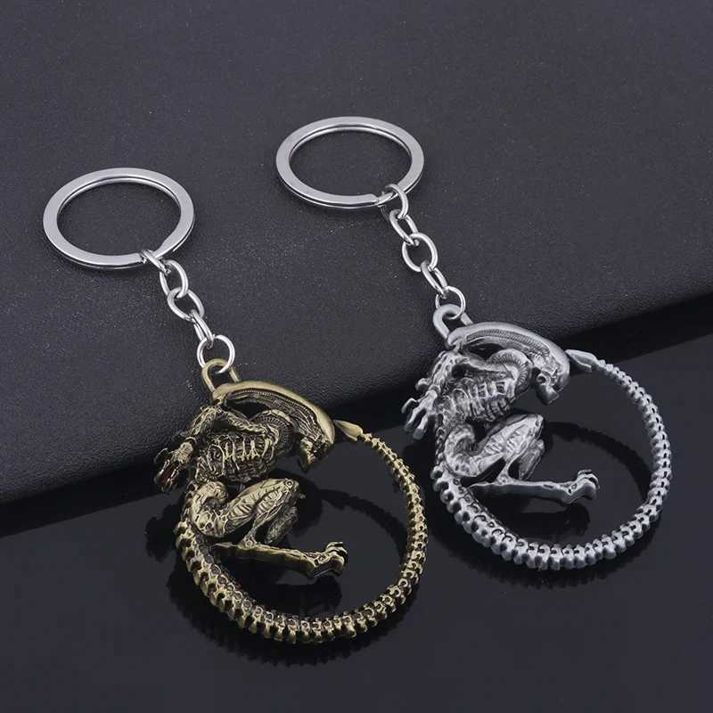 Vintage Game Aliens Predator Key Chain Alien Queen Keychain Fashion Metal Alloy Pendant Keyring For FansX240919