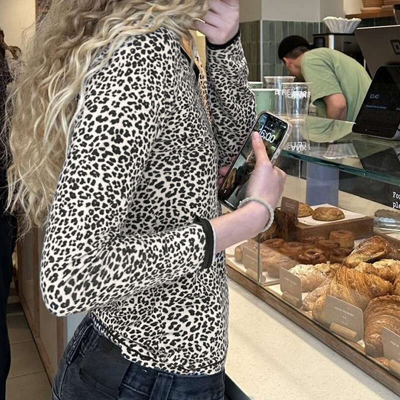 Hallowmas Street spicy girl style leopard print contrasting long sleeved T-shirt with round neck slim fit and basic versatile top trend