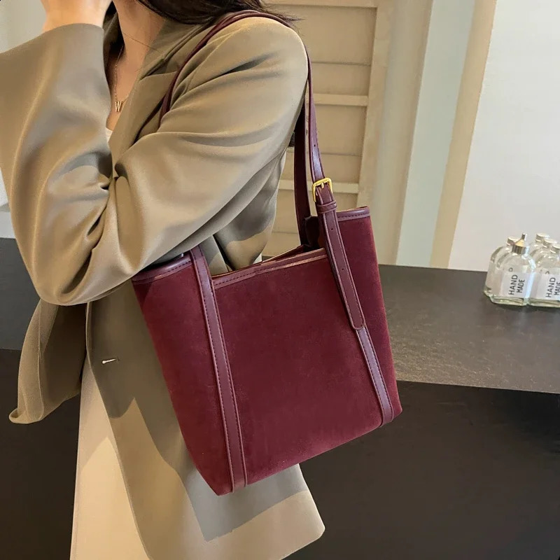 LEFTSIDE Fashion PU Leather Womens Small Handbag 2024 Winter Y2K Top 10 Womens Simple Shoulder Bag Handbags and Wallets 240918