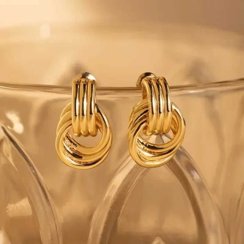 Simple and stylish geometric metal spiral knot stud earrings suitable for women waterproof hypoallergenic short and chubby earrings charming jewelry A