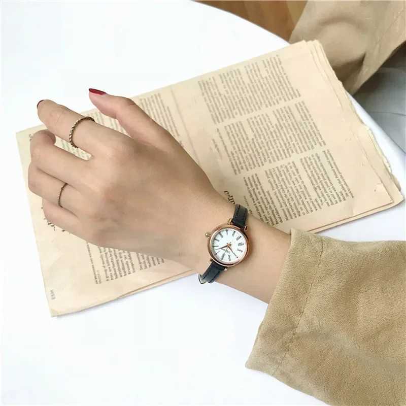 Retro Fashion Women Watches Small Round Dial Ladies Wristwatches Vintage Leather Bracelet Watch Female Clock Relogio FemininoX240920
