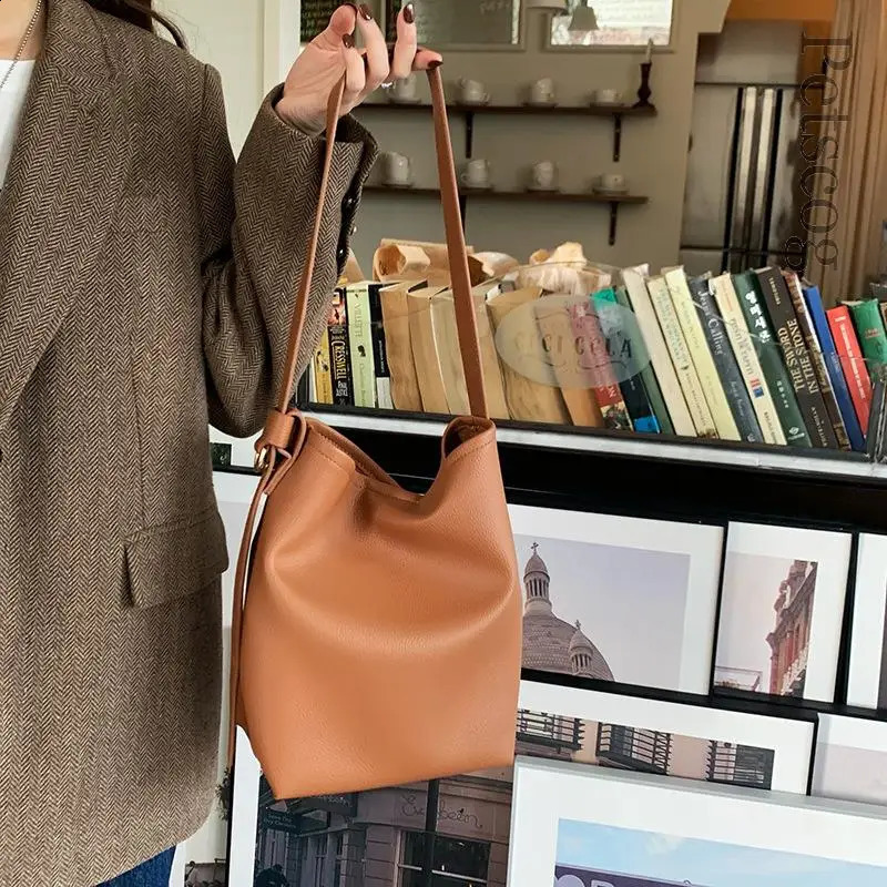 Casual Ladies Handbags Brown Vintage Large Capacity Crossbody Bag Soft Pu Leather Womens Bucket Bags Fashion Shoulder Bags 240918
