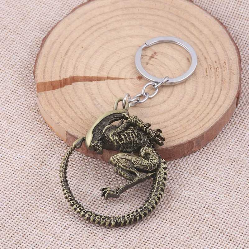 Vintage Game Aliens Predator Key Chain Alien Queen Keychain Fashion Metal Alloy Pendant Keyring For FansX240919