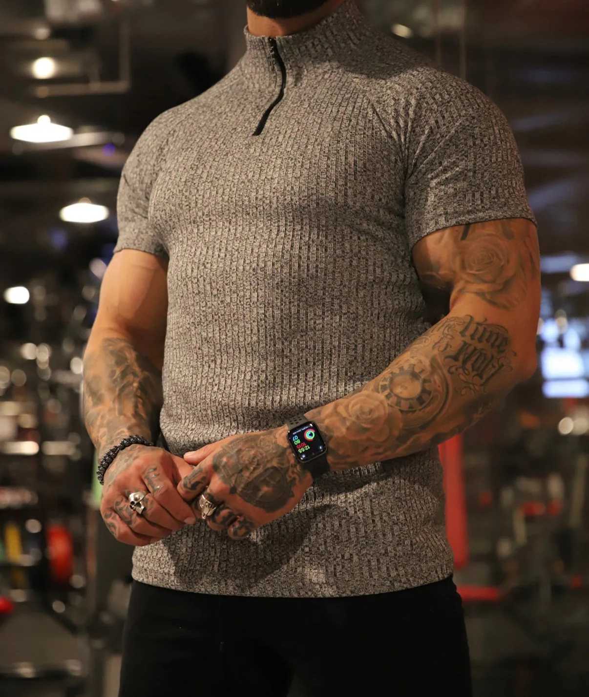 New Mens Slim-fit Multi-color Zipper Standing Collar Polo Shirt Mens Casual Vertical Stripes Short Sleeve Youth Mens WearX240920