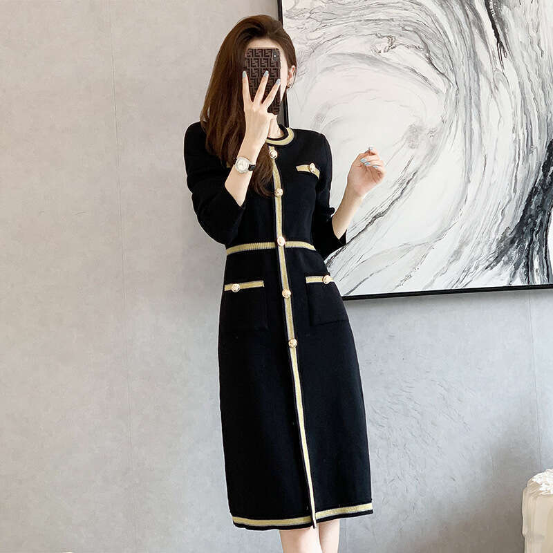 Hallowmas Xiaoxiangfeng slim knit for women in autumn and winter 2024 new long sleeved base Hepburn black dress