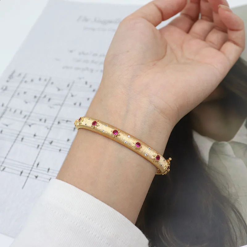 Italian 18K Solid Gold Plated Bangles Womens Luxury Jewelry with Emerald Retro Open Bracelets Luxury Bracelet 240909
