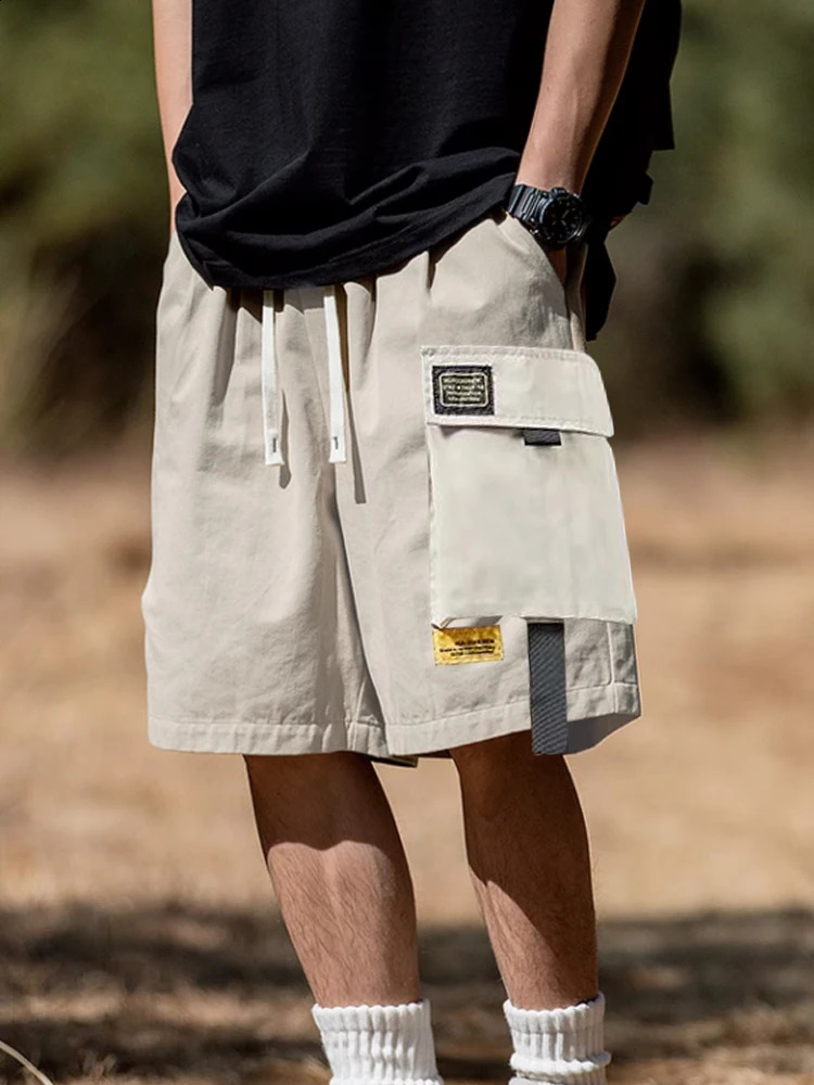 Shorts men outside the summer wearing Korean version of loose fashion ins cargo pants trend with straight casual 240919