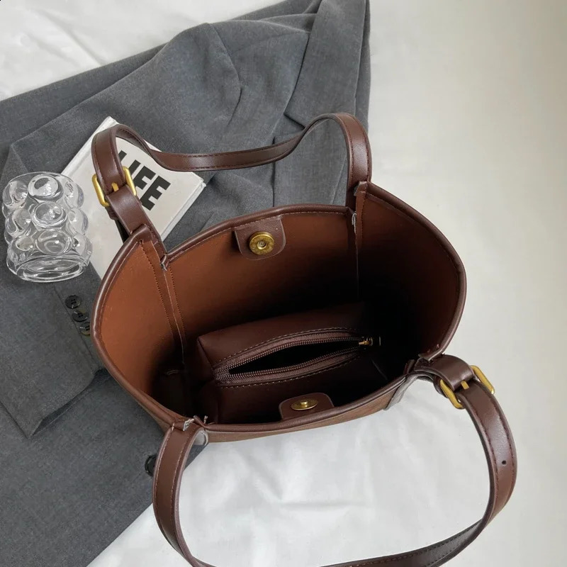LEFTSIDE Fashion PU Leather Womens Small Handbag 2024 Winter Y2K Top 10 Womens Simple Shoulder Bag Handbags and Wallets 240918