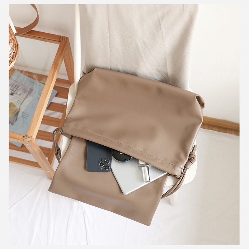Fashion Messenger Bag Women's Large Capacity Shoulder Bags Chic Solid Color Leather Soft Flip Bolsos Office Ladies Commuter Sac