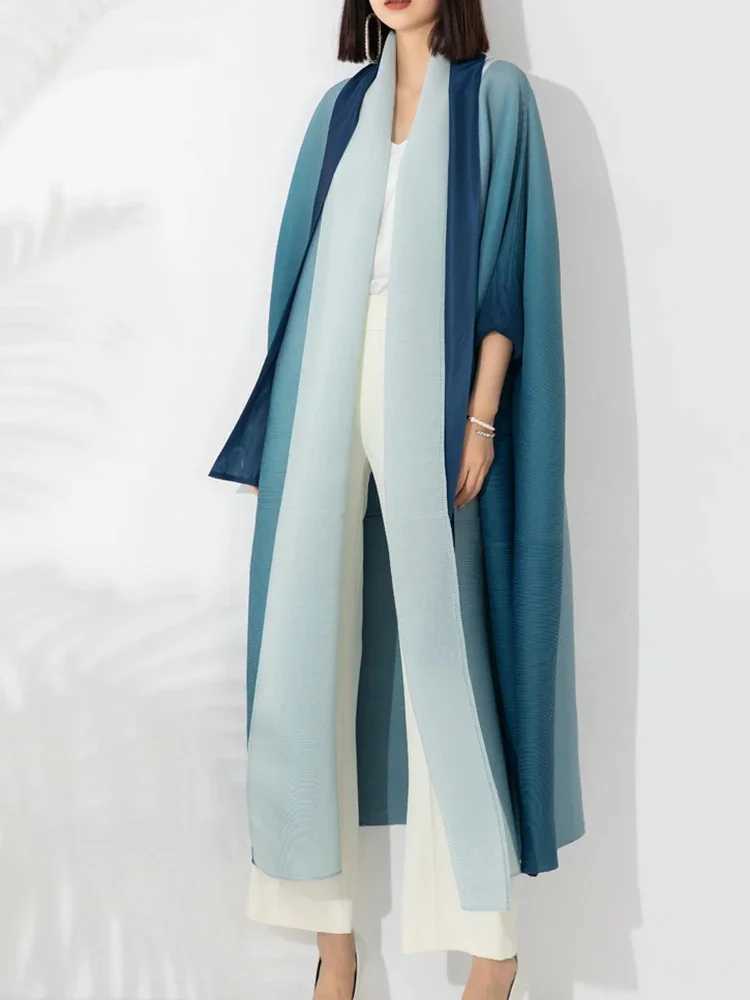 Miyake Gradient Pleated Trench Coat for Women Bat Sleeve Scarf Collar Long Windbreaker Female Fashion Clothing Capas Para MujerX240921