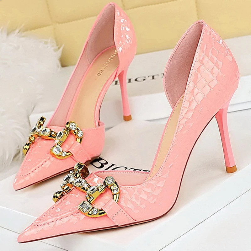Womens 8cm high boots with side hollow pump womens er metal chain buckle high boots slim high heels black and pink promotional shoes 240919