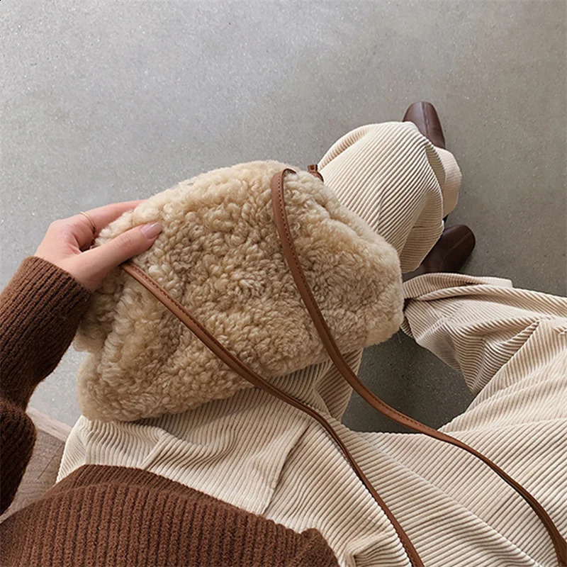 Fur diagonal bag womens fashionable New fur clutch cute coin handbag shoulder messenger 240919