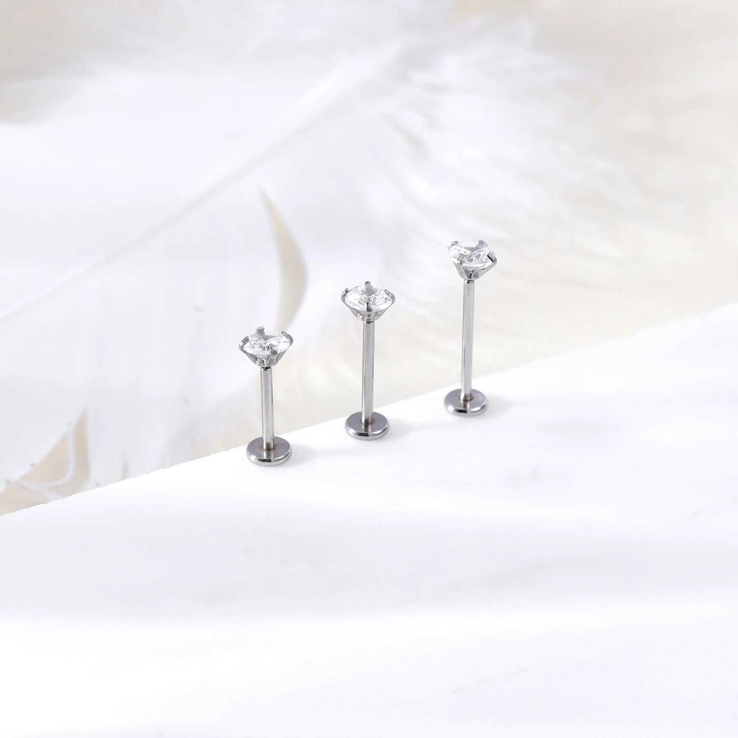 ZS 1PC Shiny Zircon Labret Piercing Ring Stainless Steel Lip Studs Ceystal Body Piercings Jewellry Helix Conch Tragus Earrings Y240921
