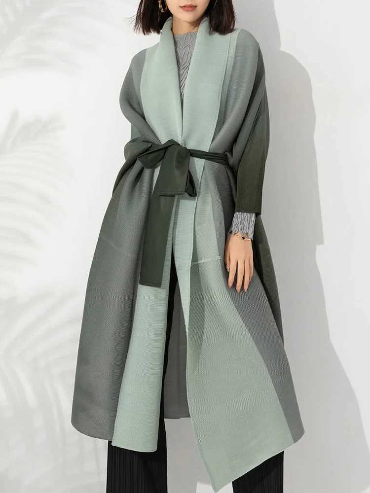 Miyake Gradient Pleated Trench Coat for Women Bat Sleeve Scarf Collar Long Windbreaker Female Fashion Clothing Capas Para MujerX240921