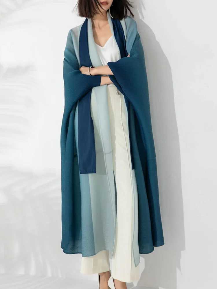 Miyake Gradient Pleated Trench Coat for Women Bat Sleeve Scarf Collar Long Windbreaker Female Fashion Clothing Capas Para MujerX240921