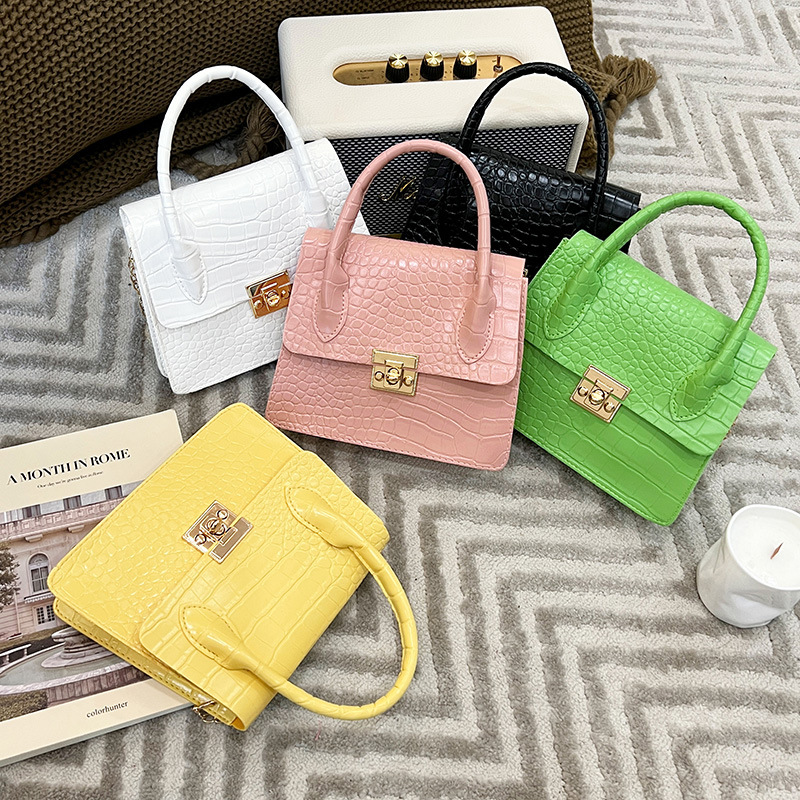 Fashionable handed ladies handbag womens small phone bag fashionable woman crossbody shoulder bags casual 5 colors chain purse CSD2409211