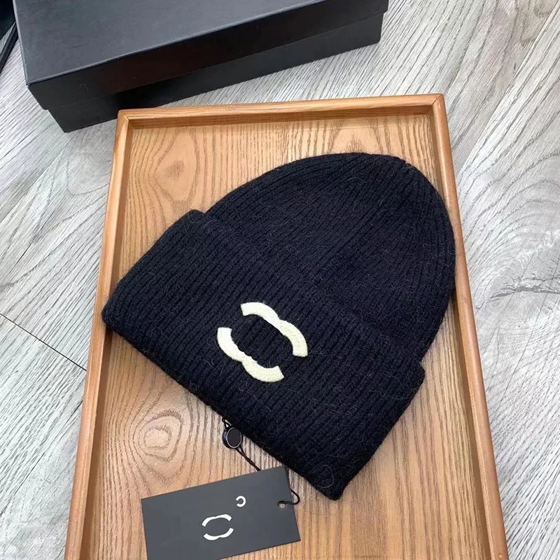 Designer Beanie Luxury Beanie Knitwear Hat Winter Warmth Versatile Knitted Hat Letter Christmas Gift