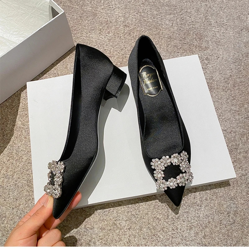 Bridal Wedding Shoes Red Satin Corner Mid Foot Water Diamond Shallow Mouth Single Shoe Thick Foot Pump 240919