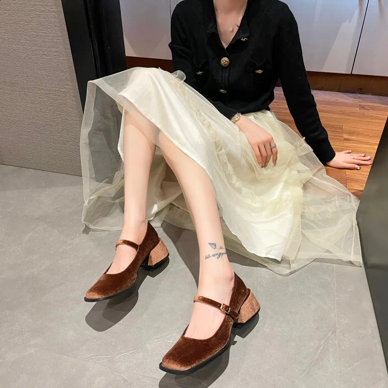 2024 Spring Womens Party Shoes Retro Square Toe Velvet Mary Simple Shoes Square Buckle Single Shoes 240919