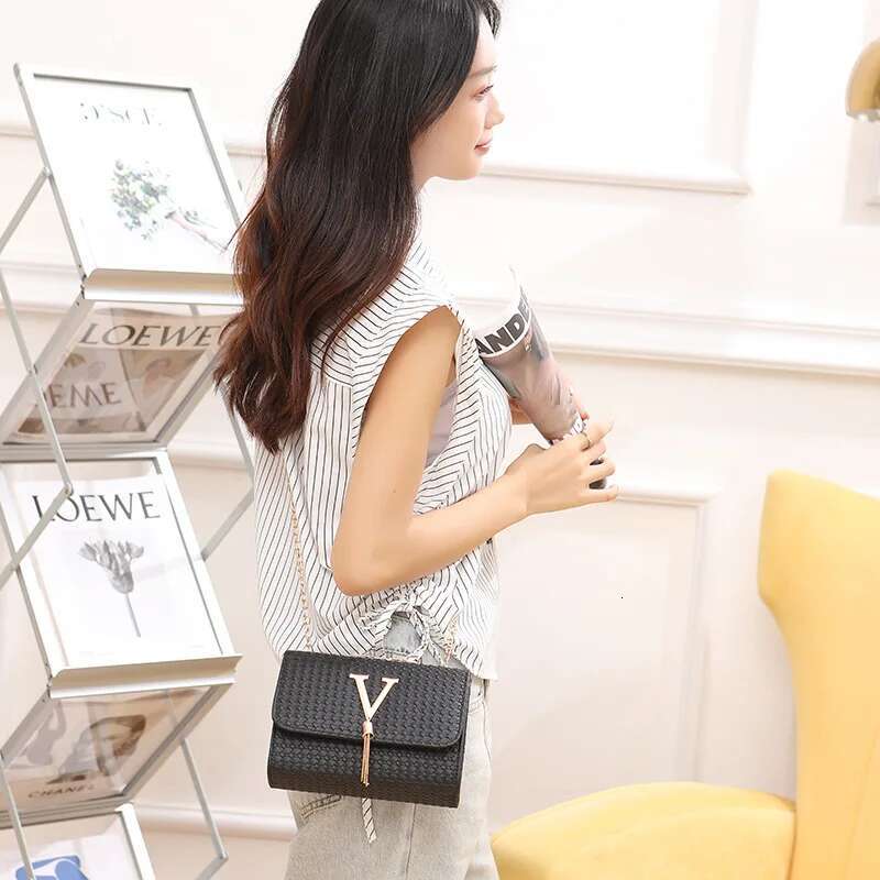 Designer bag 18*13*8cm Women's Bag New V Tassel Handbag Embossed Crossbody Chain Square Bag Casual Small Fragrance Women's Shoulder Bag tote
