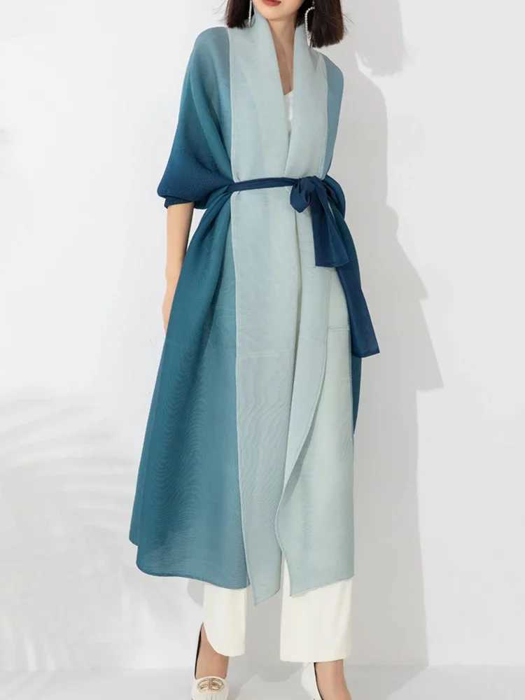 Miyake Gradient Pleated Trench Coat for Women Bat Sleeve Scarf Collar Long Windbreaker Female Fashion Clothing Capas Para MujerX240921