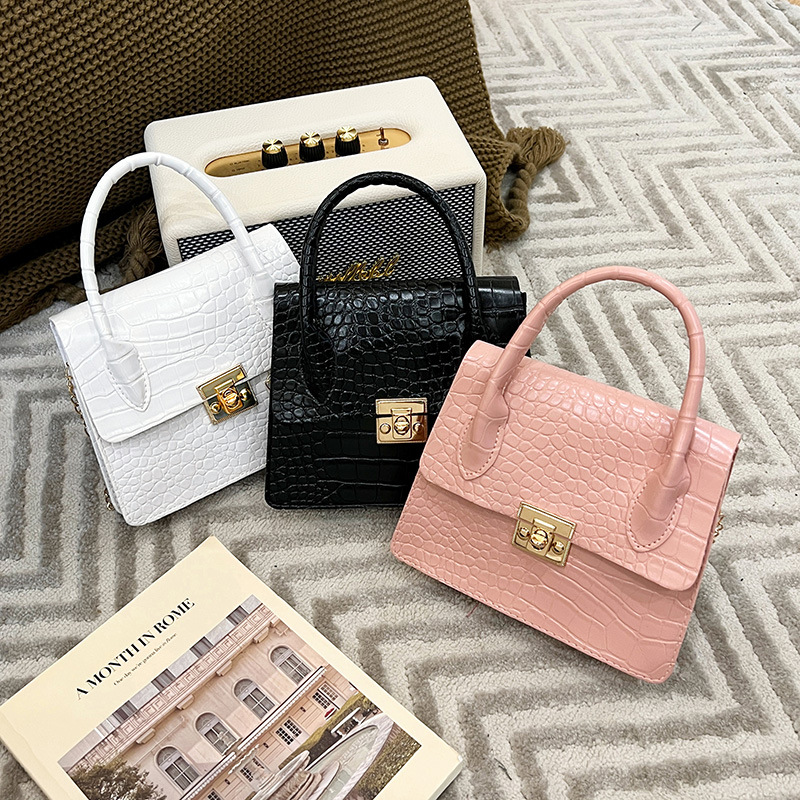 Fashionable handed ladies handbag womens small phone bag fashionable woman crossbody shoulder bags casual 5 colors chain purse CSD2409211