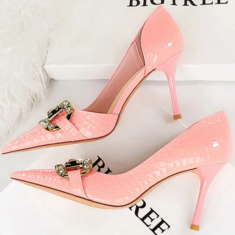 Western style 8cm high-heeled side hollow pump womens er metal chain buckle high-heeled slim high-heeled black pink promotional shoes 240919
