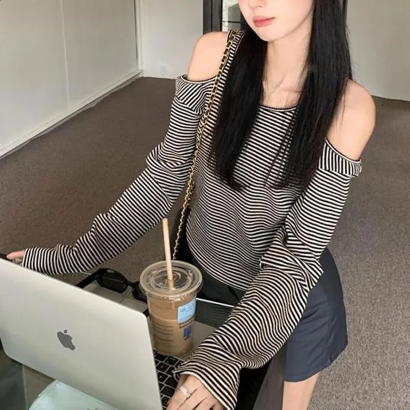 Korean Striped Off Shoulder T-shirt Spring Autumn Fashion Slim Long Sleeve Female Clothing Vintage Casual Round Neck Pullovers 240918