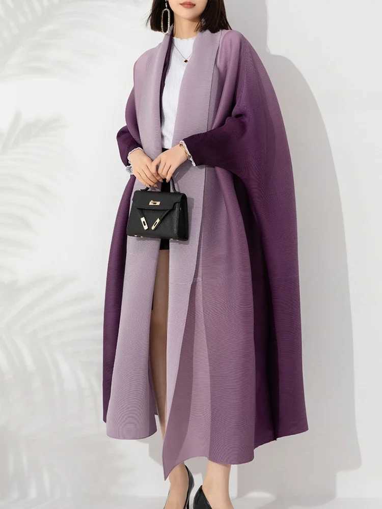 Miyake Gradient Pleated Trench Coat for Women Bat Sleeve Scarf Collar Long Windbreaker Female Fashion Clothing Capas Para MujerX240921