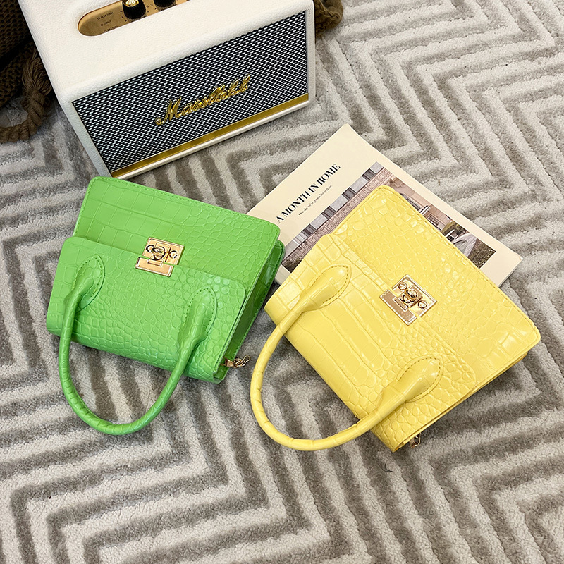 Fashionable handed ladies handbag womens small phone bag fashionable woman crossbody shoulder bags casual 5 colors chain purse CSD2409211