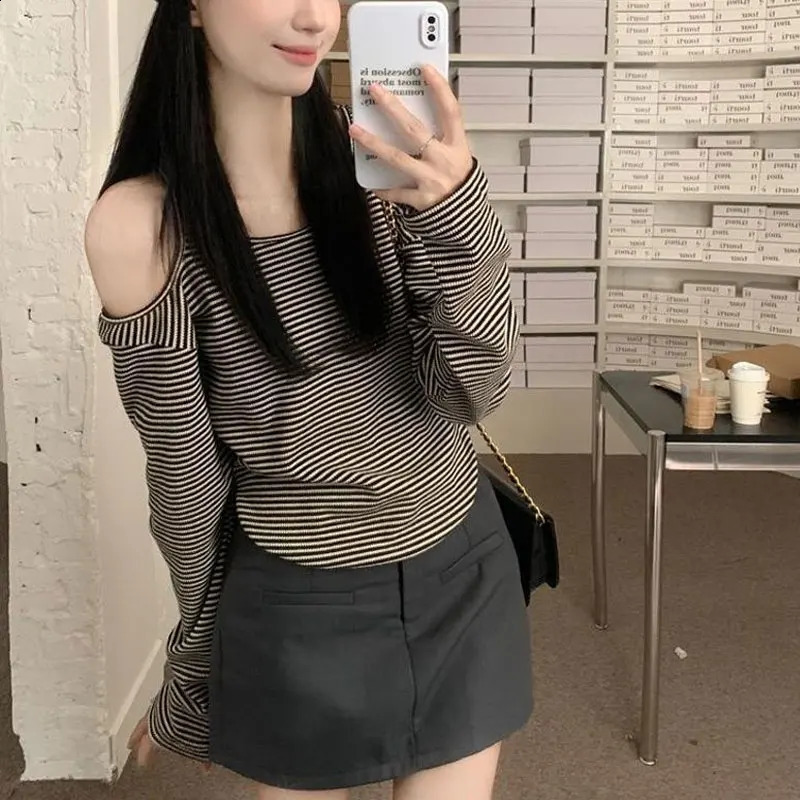 Korean Striped Off Shoulder T-shirt Spring Autumn Fashion Slim Long Sleeve Female Clothing Vintage Casual Round Neck Pullovers 240918
