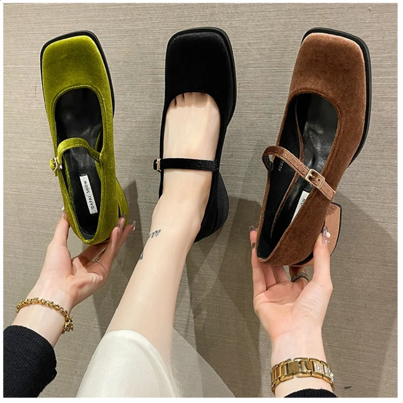 2024 Spring Womens Party Shoes Retro Square Toe Velvet Mary Simple Shoes Square Buckle Single Shoes 240919