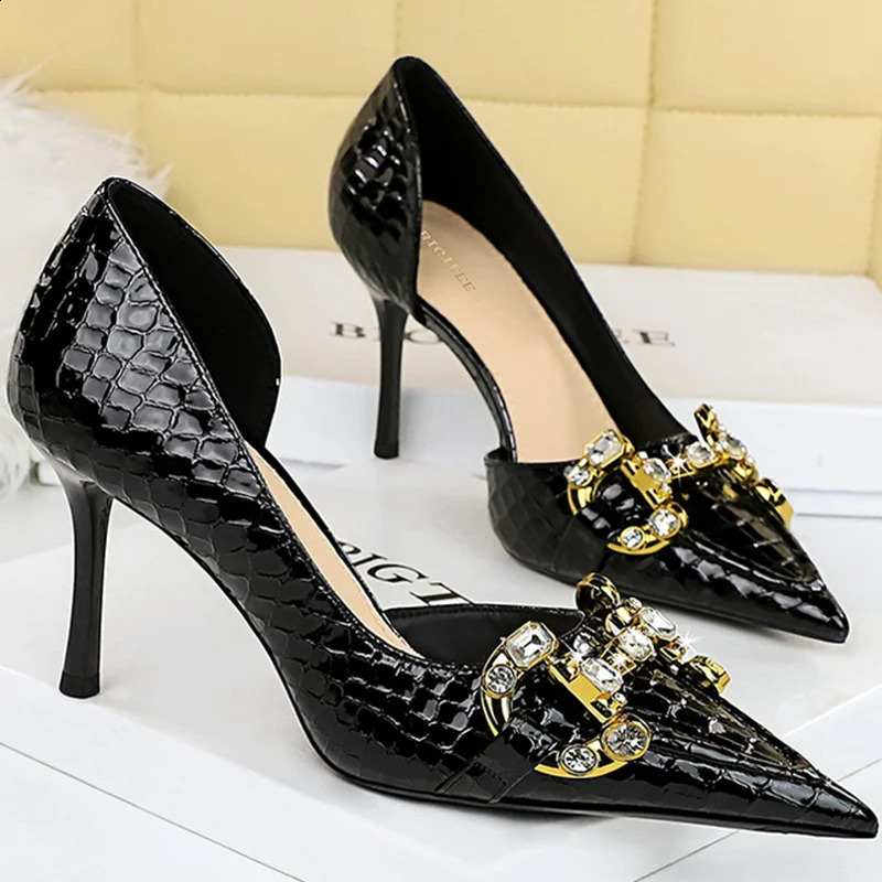 Western style 8cm high-heeled side hollow pump womens er metal chain buckle high-heeled slim high-heeled black pink promotional shoes 240919