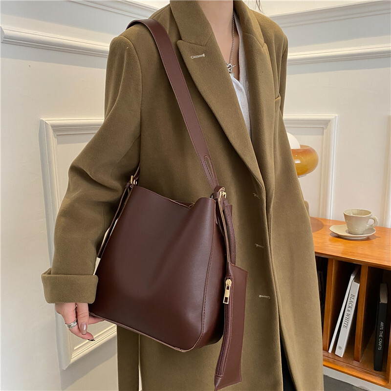 Autumn And Winter Women's Large Capacity Bucket 2025 New Fashion Niche Design Sense Single Shoulder Underarm Bag Multifunctional Single Shoulder 