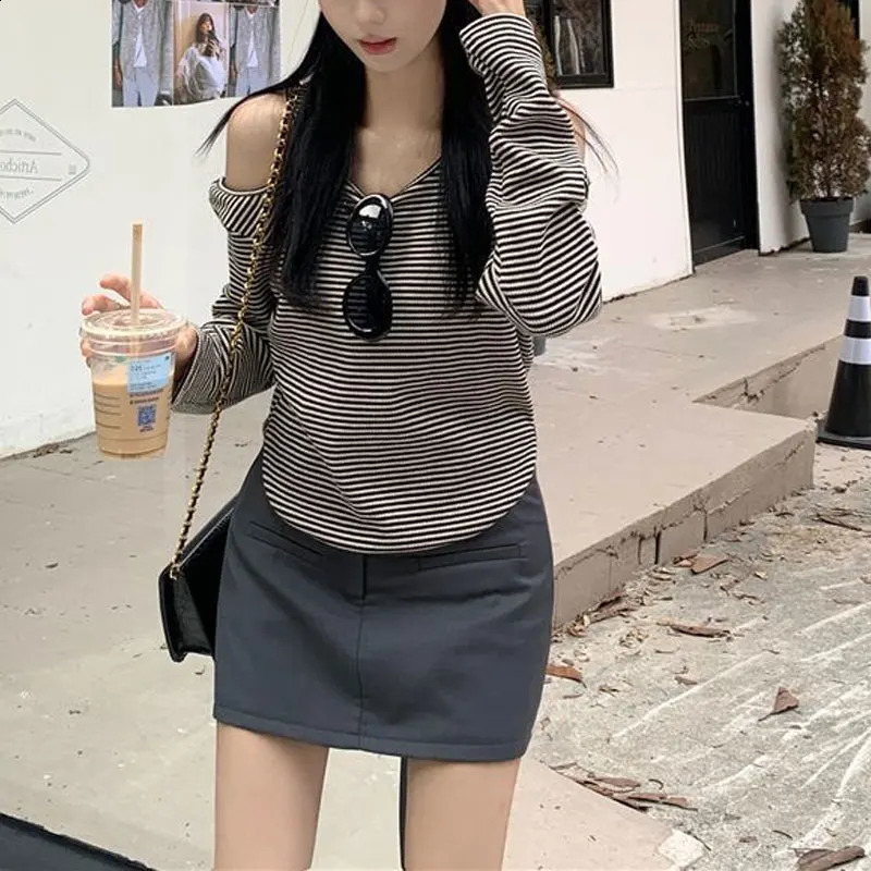 Korean Striped Off Shoulder T-shirt Spring Autumn Fashion Slim Long Sleeve Female Clothing Vintage Casual Round Neck Pullovers 240918