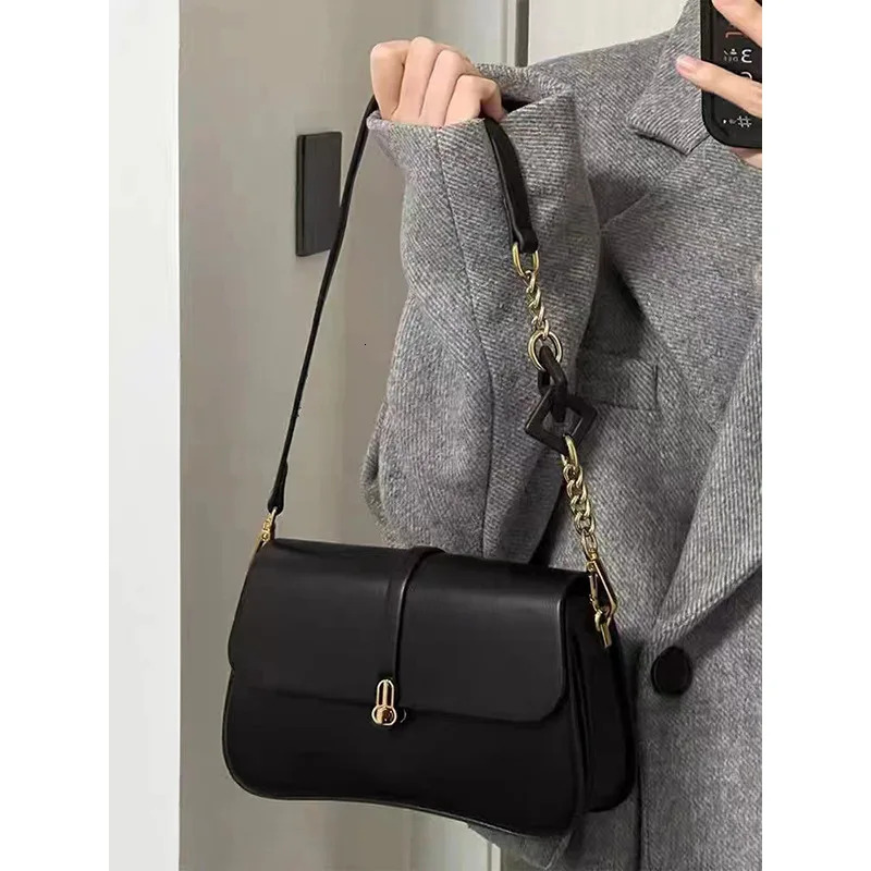 2023Fashion New Women's Street Trend High-End Pillow Exquisite Lock Ladies Shoulder Urban Beauty Crossbody Bag