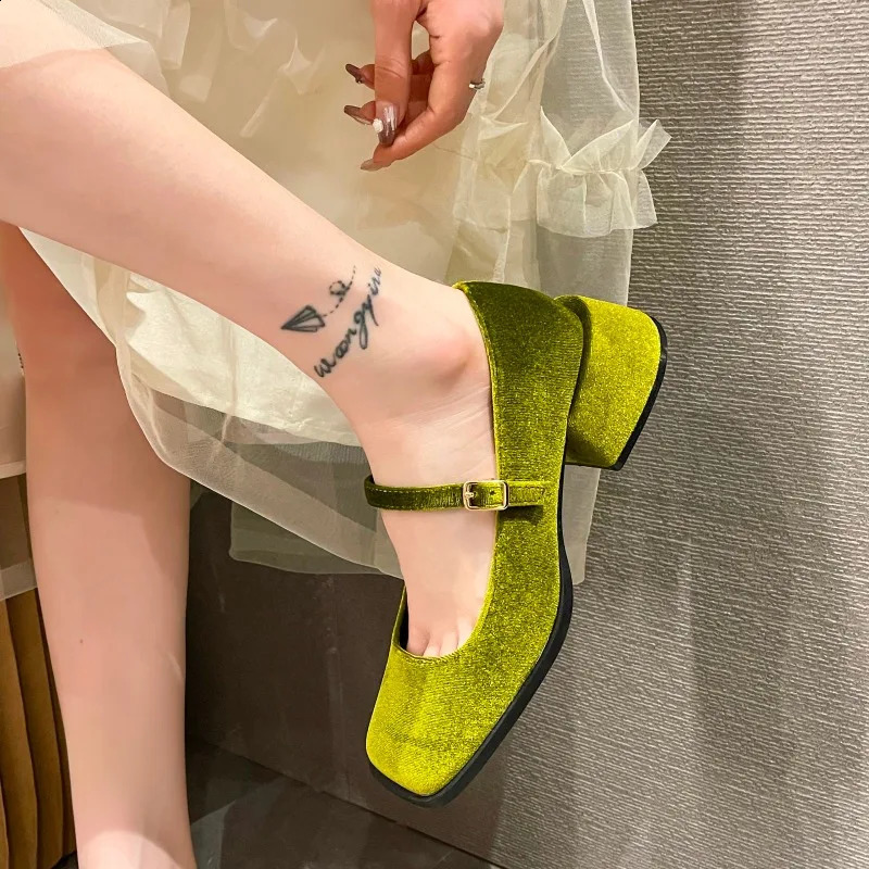 2024 Spring Womens Party Shoes Retro Square Toe Velvet Mary Simple Shoes Square Buckle Single Shoes 240919