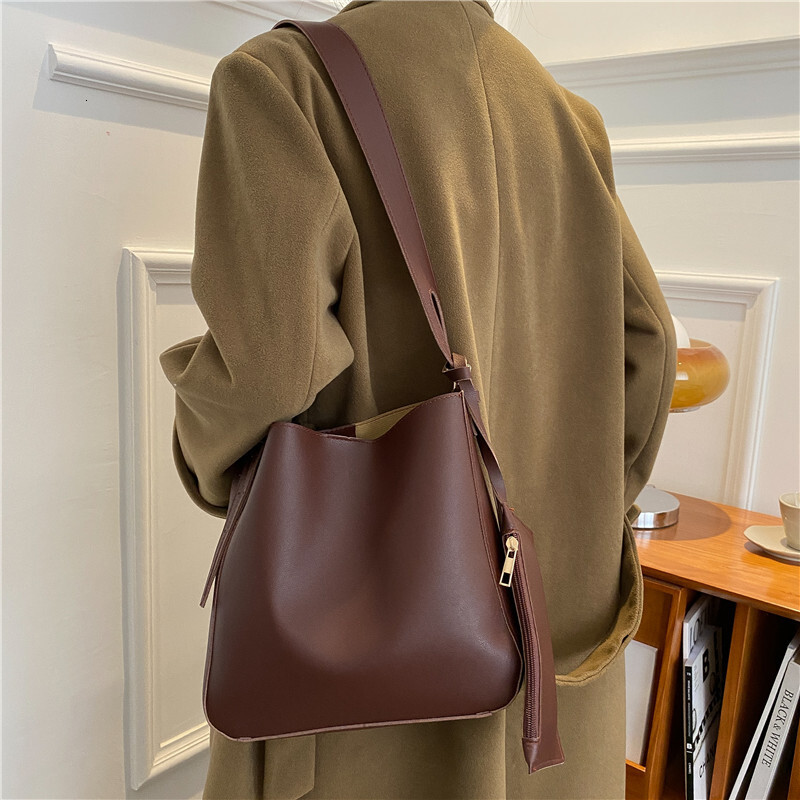 Autumn And Winter Women's Large Capacity Bucket 2025 New Fashion Niche Design Sense Single Shoulder Underarm Bag Multifunctional Single Shoulder 