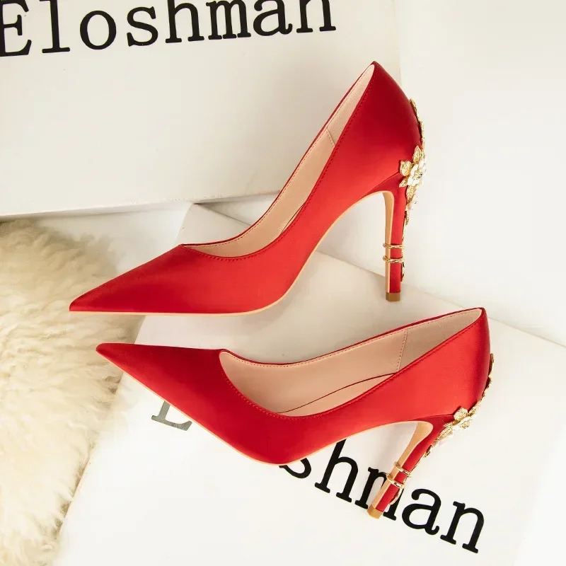 Womens metal flower fine high heels womens lightweight sexy fashionable wedding shoes corner toe satin single shoes 240919