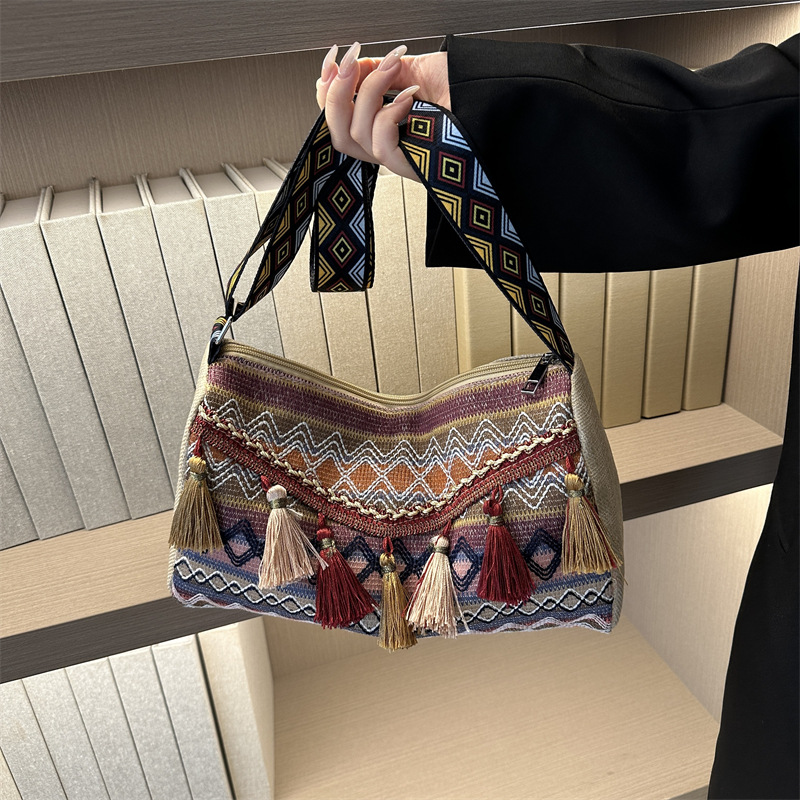Tassel fashion Personalized leisure large capacity commuting women's versatile shoulder bag e56e