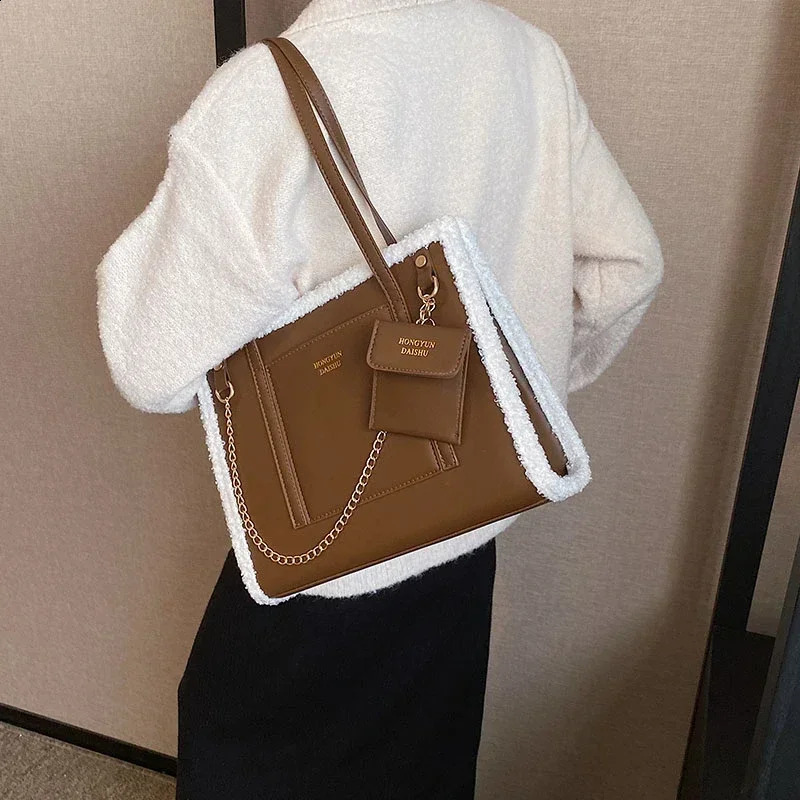 Large Capacity Commuting Tote Bag for Women Autumn and Winter Item Contrasting Lamb Wool Single Shoulder Handbag Paket 240909