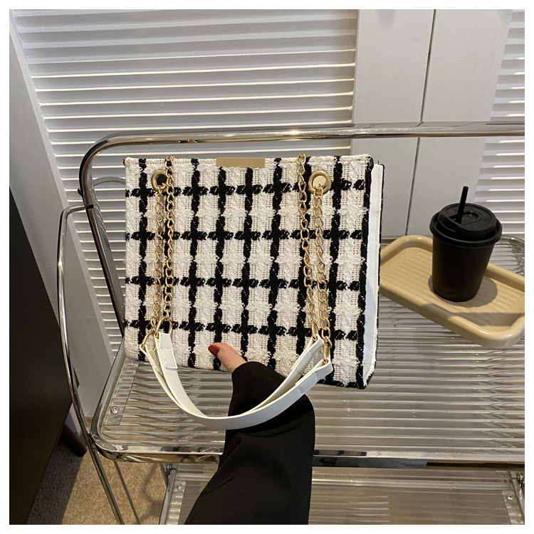 2025 Designer checkered chain Texture 3 small square bag Advanced contrasting color fashionable trendy handbag