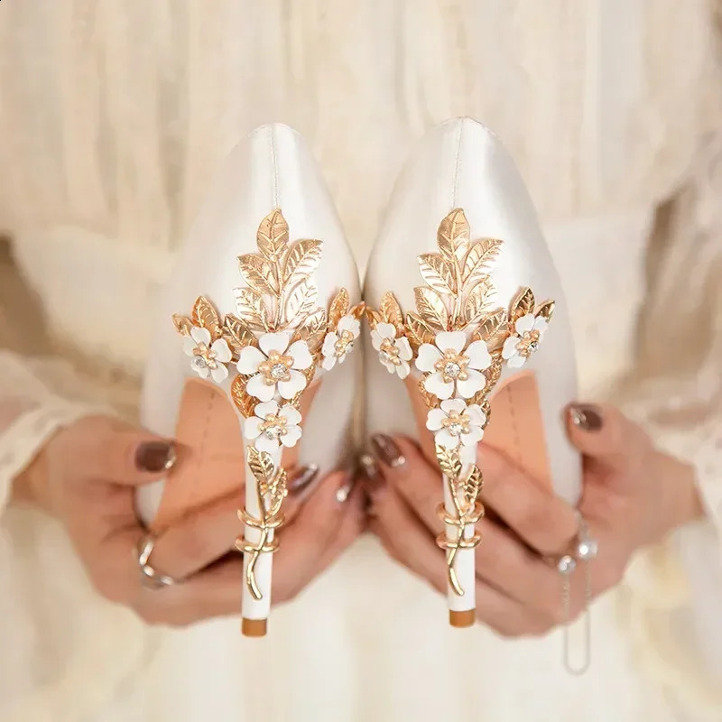 Womens metal flower fine high heels womens lightweight sexy fashionable wedding shoes corner toe satin single shoes 240919